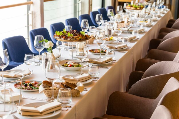Table servie dans un restaurant pour recevoir des invités