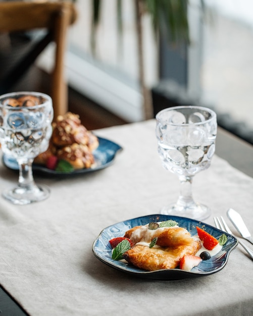 Table servie avec des desserts pâtissiers et des verres