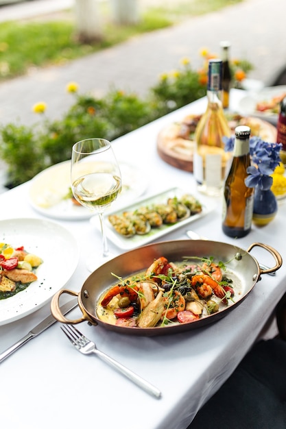 Table servie avec des fruits de mer italiens dans une casserole