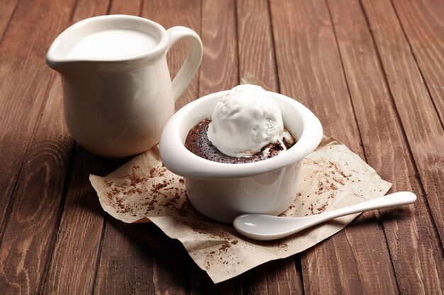 Table servie de gâteau de lave au chocolat avec glace