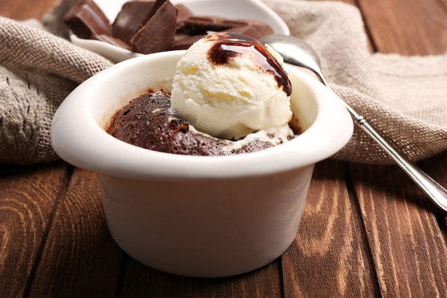 Table servie de gâteau de lave au chocolat avec glace