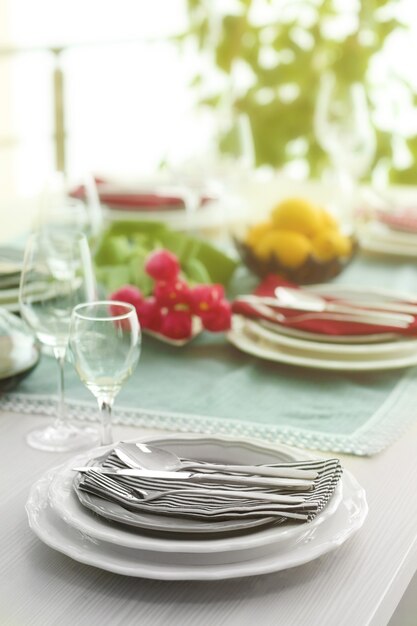 Table servie avec des plats et un bouquet de tulipes