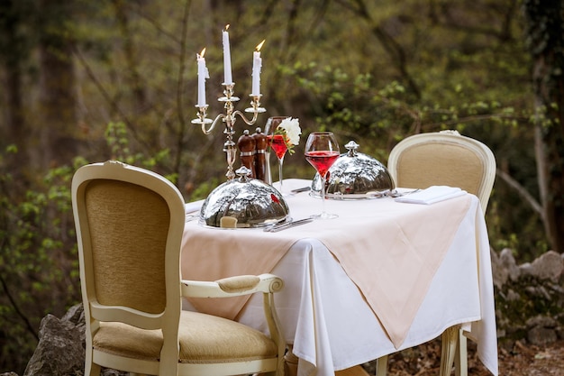 Table servie en plein air par une société de services de restauration