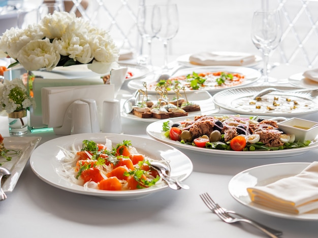 Table servie pour le banquet.Plat avec poisson de saumon