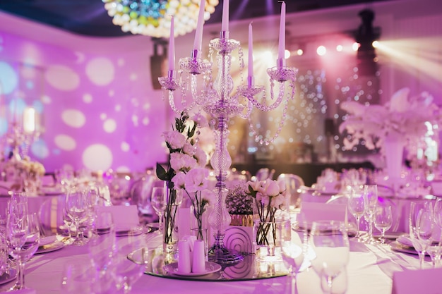 Table servie pour la décoration de la cérémonie de mariage avec des bougies et des fleurs