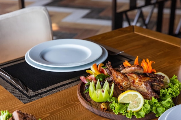 Table servie pour deux, poêlée de légumes et poulet tabac