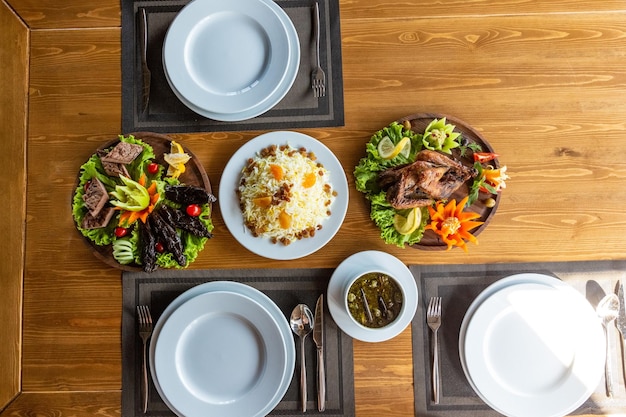 Table servie pour deux, poêlée de légumes et poulet tabac