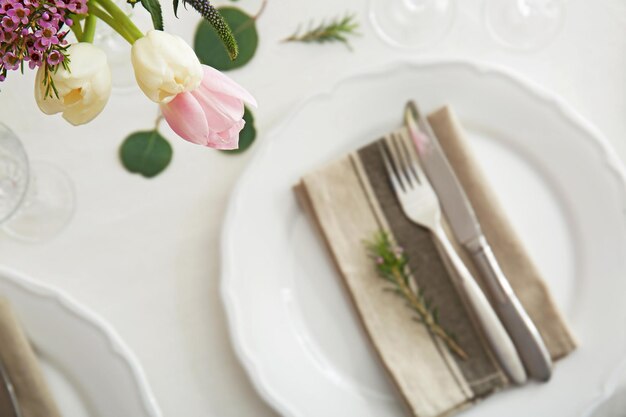 Table servie pour le dîner de mariage libre