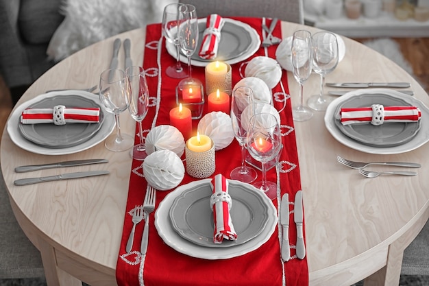 Table servie pour le dîner de Noël dans le salon, vue rapprochée