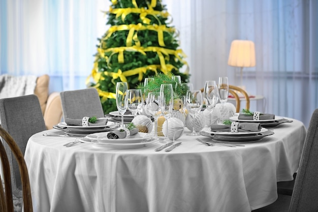 Table servie pour le dîner de Noël dans le salon