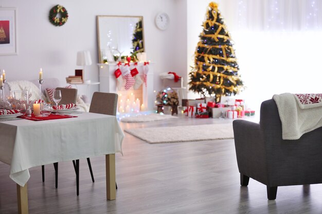 Table servie pour le dîner de Noël dans le salon