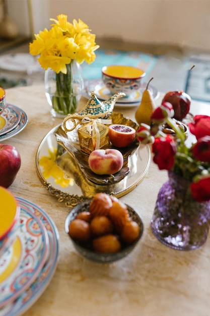 Photo une table avec un set de table pour un dîner d'inspiration marocaine