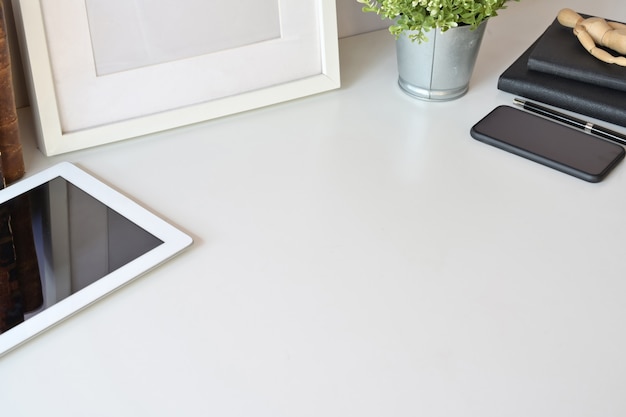 Table supérieure blanche Workspace avec gadget de bureau et espace de copie