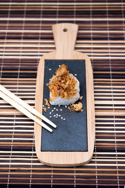 Table avec sushi et baguettes sur bambou