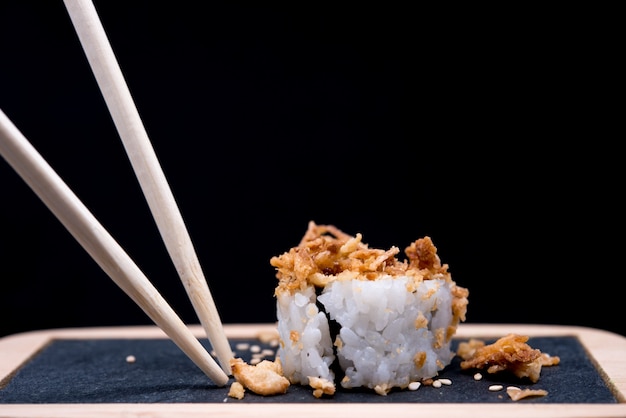 Photo table avec sushi et baguettes