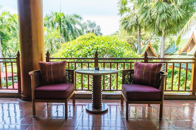 Table de table vide et chaise sur balcon