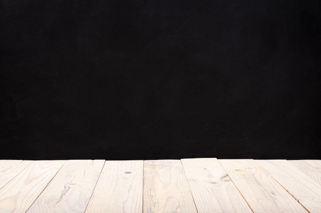 Table de terrasse en bois blanc vide sur mur noir