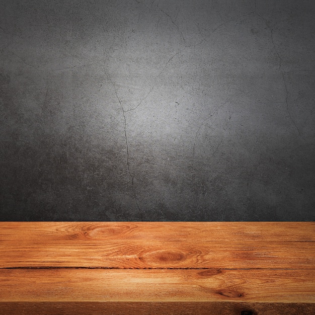 Table de terrasse en bois sur fond gris grunge. Emplacement pour un article, un logo ou une étiquette