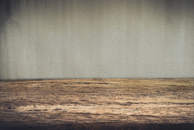 Table de terrasse en bois sur fond grunge