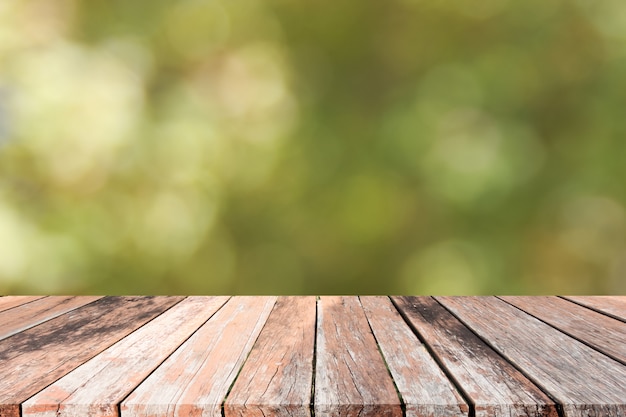 Table de terrasse en bois vide avec fond de feuillage bokeh. Prêt pour le montage de produits