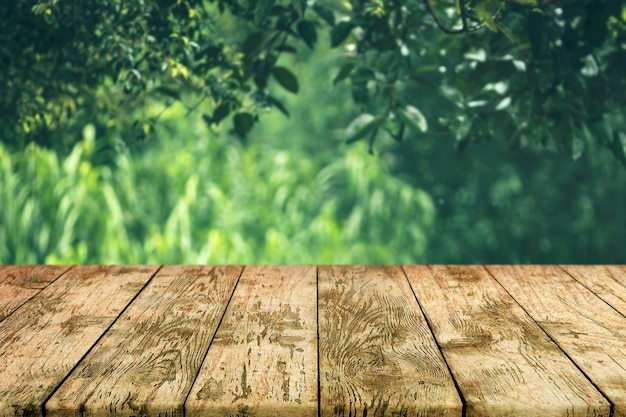 Table de terrasse en bois vide vieille planche rustique avec feuillage et fond bokeh