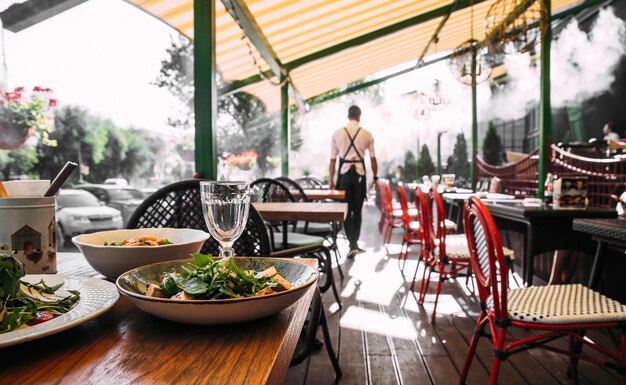 Table de terrasse de café d'été servie avec des plats