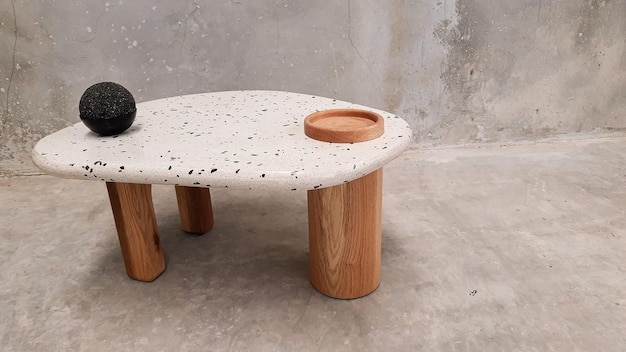 Table en terrazzo avec des jambes en bois