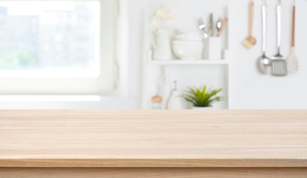 Table à texture en bois sur un fond flou de fenêtre de cuisine