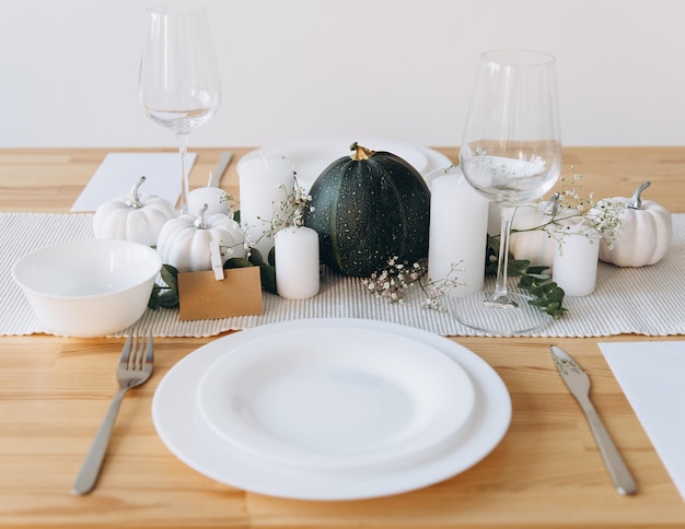 Table de Thanksgiving vaisselle et décor décoration vacances en famille Maquette d'automne