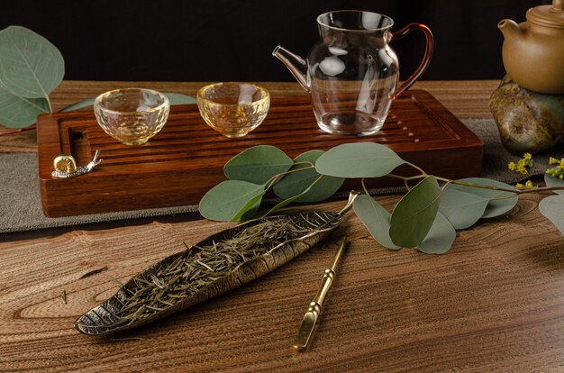 La table à thé avec instruments théières tasses crêpe et thé Shen Puer