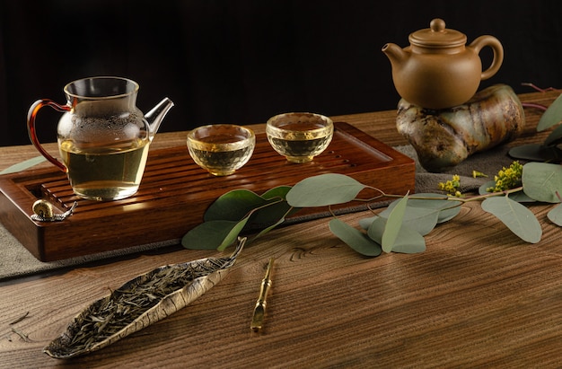 La table à thé avec instruments théières tasses crêpe et thé Shen Puer