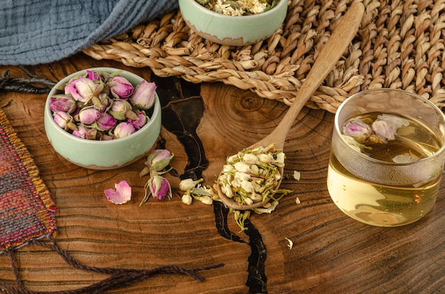 Table avec tisane et pétales de rose