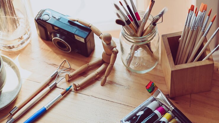 Photo table de travail d'artiste avec accessoires. bureau de graphiste.
