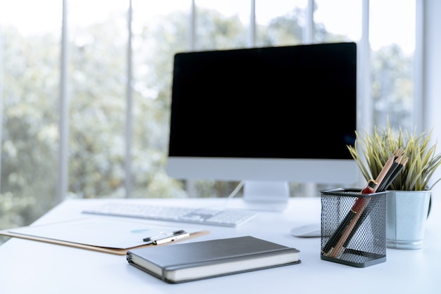 Table de travail blanche moderne avec bureau d&#39;ordinateur portable