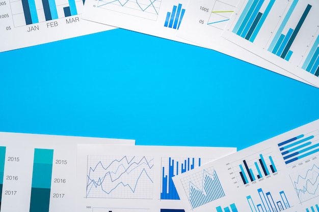 Table de travail de bureau avec pages de rapport avec données financières