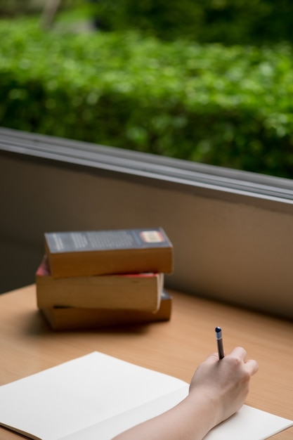 Photo table de travail avec cahier et livres