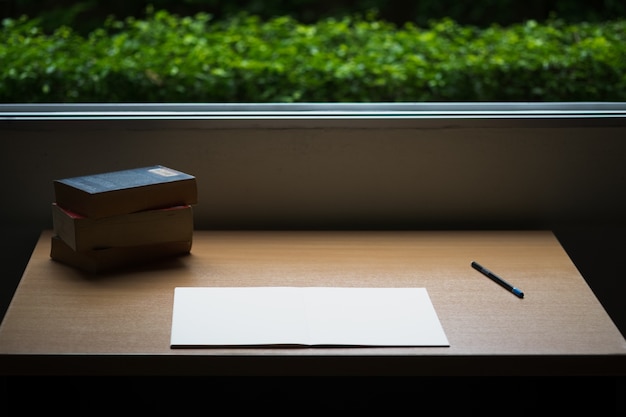 Photo table de travail avec cahier et livres