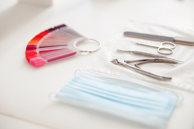 Table de travail du maître manucure dans un salon de beauté