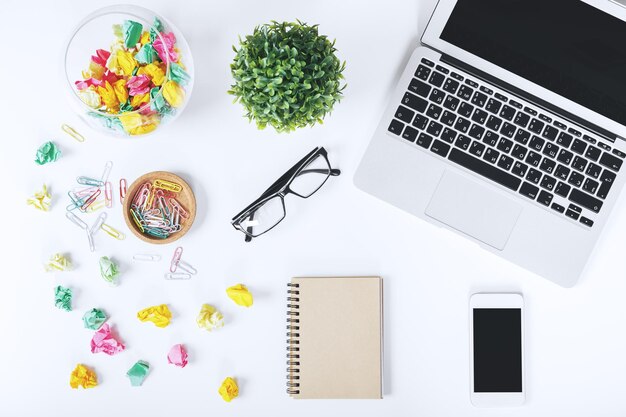 Table de travail avec des éléments