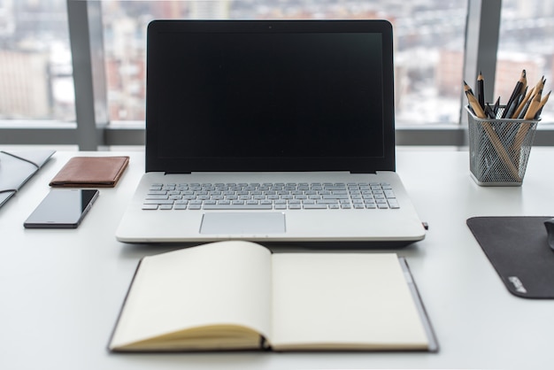 Table de travail, lieu de travail avec ordinateur portable portable bouchent.