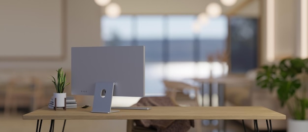 Table de travail minimale et confortable avec ordinateur pc sur la vue arrière de la table en bois