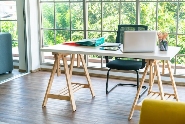 table de travail avec ordinateur portable et gadget à la maison espace de travail