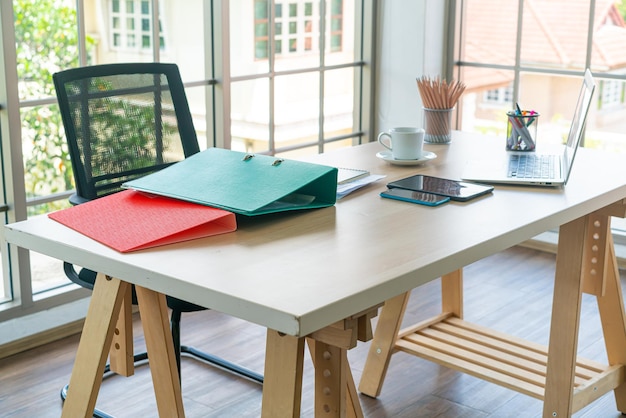 table de travail avec ordinateur portable et gadget à la maison espace de travail
