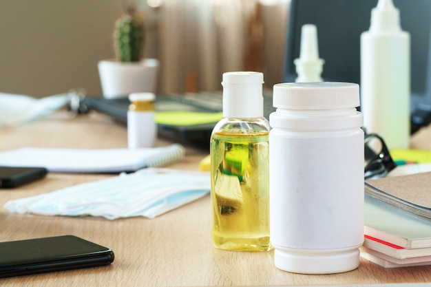 Table de travail avec petite bouteille de gel d'alcool désinfectant antibactérien