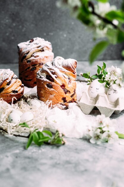 Une table avec trois viennoiseries et une boîte d'oeufs