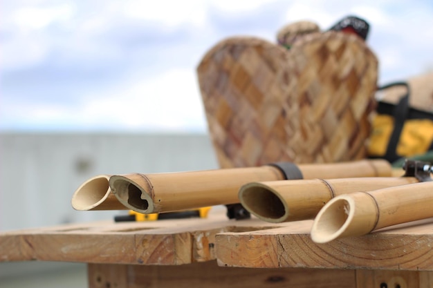 Photo table avec tubes de guadua et artisanat dans un espace ouvert