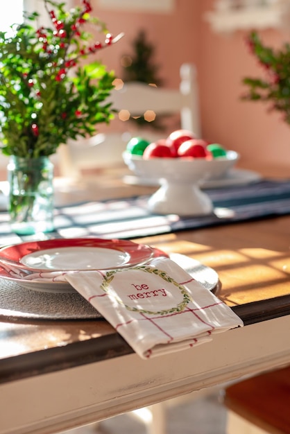 Table de vacances décorée pour la verticale de Noël