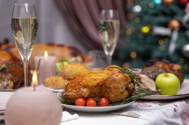 Table de vacances de Noël décorée de bougies