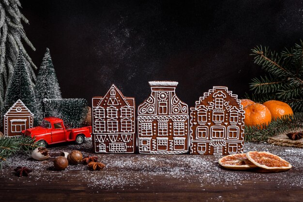 Photo table de vacances de noël avec un délicieux gâteau aux truffes et de beaux pains d'épice