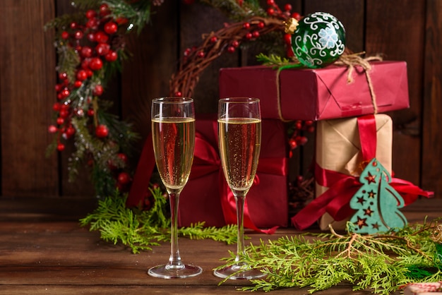 Table de vacances de Noël avec des lunettes et une bouteille et des cadeaux